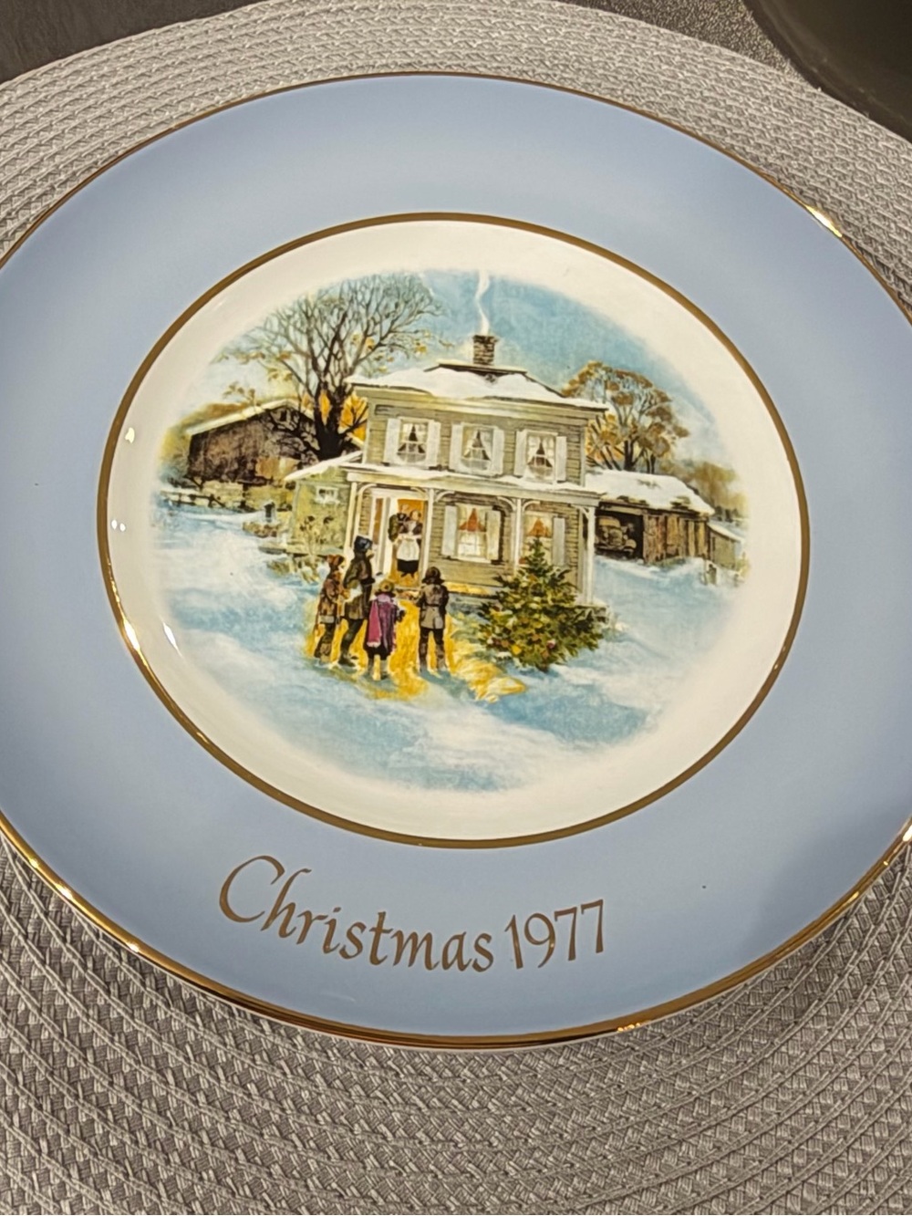 Christmas 1977 Decorative Holiday Collector Plate - Light Blue